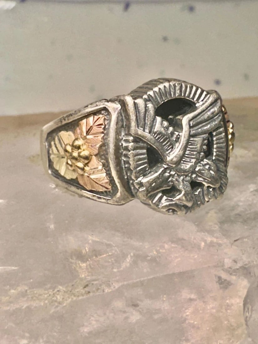 BLACK HILLS GOLD RING EAGLE LEAVES ONYX BAND SIZE 10.2 STERLING SILVER WOMEN MEN: BLACK HILLS GOLD RING EAGLE LEAVES ONYX BAND SIZE 10.2 STERLING SILVER WOMEN MEN Black Hills Gold ring eagle leaves onyx band Size 10.2 sterling silver women men Size 10.25 Weight. 10.2g Length 5/8" W