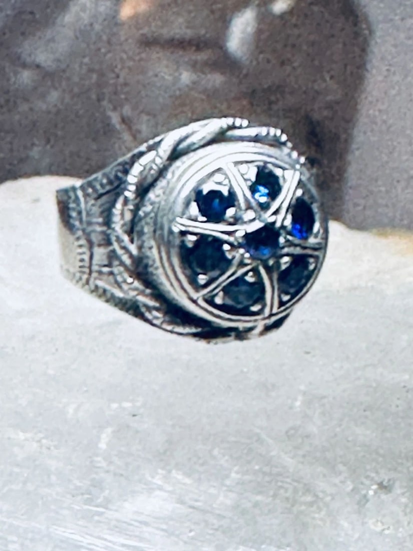 POISON RING SIZE 6.25 ROPE BAND STERLING SILVER WOMEN: POISON RING SIZE 6.25 ROPE BAND STERLING SILVER WOMEN Poison ring size 6.25 blue stones band sterling silver women Size 6.25 Weight 7.4g Length. 5/8" Width 5/8" Thinnest part of band 1/4"