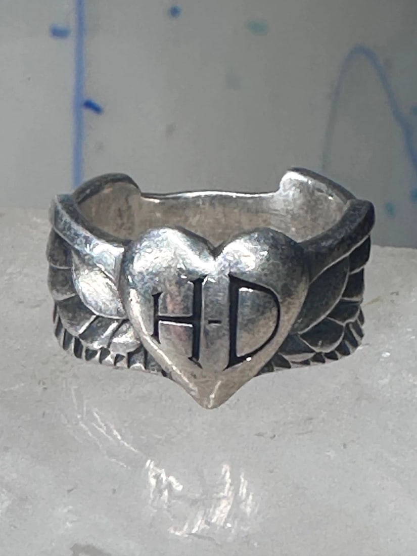 HARLEY DAVIDSON RING WINGS BAND WOMEN BIKER SOUTHWEST SIZE 5.75 STERLING SILVER: HARLEY DAVIDSON RING WINGS BAND WOMEN BIKER SOUTHWEST SIZE 5.75 STERLING SILVER Harley Davidson ring wings band women biker southwest size 5.75 sterling silver Size 5.75 Weight 7.3g Width. 7/16" Thinn
