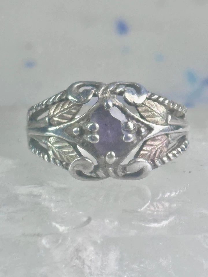 BLACK HILLS GOLD RING WEDDING BAND AMETHYST LEAVES SIZE 8 STERLING SILVER WOMEN: BLACK HILLS GOLD RING WEDDING BAND AMETHYST LEAVES SIZE 8 STERLING SILVER WOMEN Black Hills Gold ring wedding band amethyst eaves size 8 sterling silver women Size 8 Weight. 5.4g Width 1/2" Thinnest p