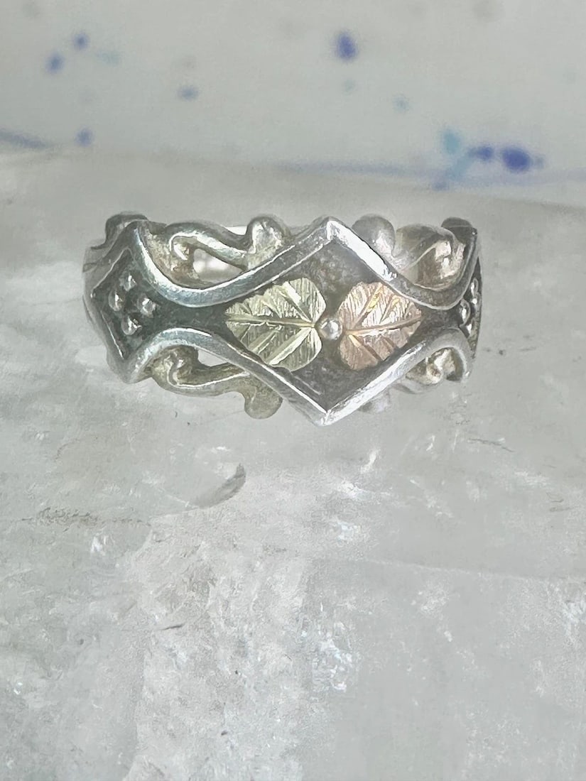 BLACK HILLS GOLD RING BAND LEAVES SIZE 6.75 STERLING SILVER WOMEN: BLACK HILLS GOLD RING BAND LEAVES SIZE 6.75 STERLING SILVER WOMEN Black Hills Gold ring band leaves size 6.75 sterling silver women Size 6.75 Weight. 5.3g Width 3/8" Thinnest part of band 5/32"