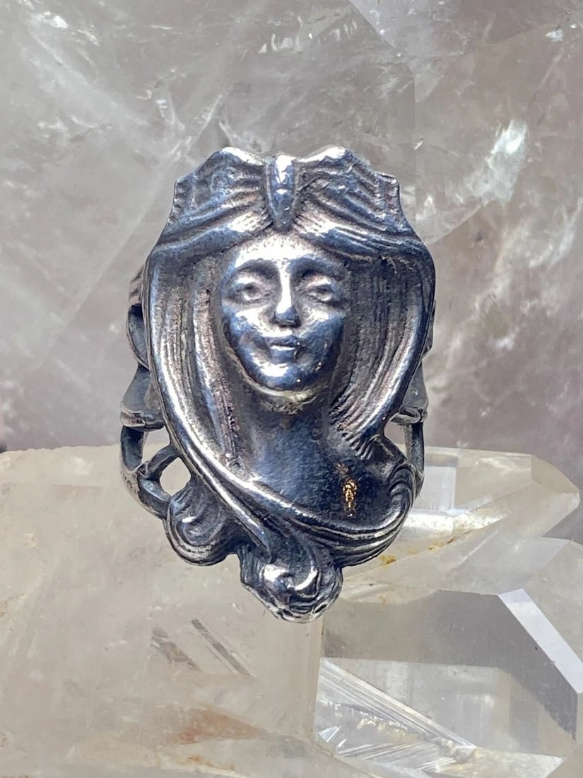 FACE RING ART DECO STERLING SILVER WOMEN GIRLS: FACE RING ART DECO STERLING SILVER WOMEN GIRLS Face ring art deco sterling silver women girls Size 6.25 Between a size 6.25 and a size 6.50 Weight 11.5g Widest part 1 1/4" Thinnest part 1/8"