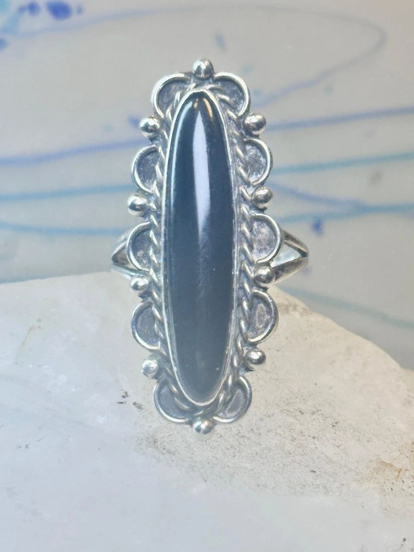 LONG NAVAJO RING ONYX SIGNED KP SCALLOPED EDGES SIZE 9 STERLING SILVER WOMEN: LONG NAVAJO RING ONYX SIGNED KP SCALLOPED EDGES SIZE 9 STERLING SILVER WOMEN Long Navajo ring onyx signed KPscalloped edges size 9 sterling silver women Size 9 Weight. 7.6g Length 1 5/8" Width 5/8" Th