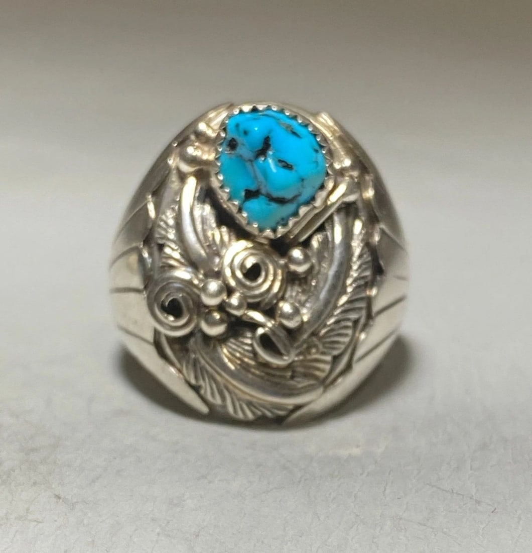 NAVAJO RING TURQUOISE STERLING SILVER BAND WOMEN MEN: NAVAJO RING TURQUOISE STERLING SILVER BAND WOMEN MEN Navajo ring turquoise sterling silver band women men Size 11.25. Betwen a size 11.25 and a size 11.50 Weight 19.8g Length of band 1" Thinnest part 