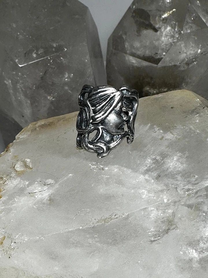 FACE RING SIZE 5.25 ART DECO HEAVIER BAND W LONG WAVY HAIR STERLING SILVER WOM: FACE RING SIZE 5.25 ART DECO HEAVIER BAND W LONG WAVY HAIR STERLING SILVER WOM Face ring size 5.25 art deco heavier band w long wavy hair sterling silver women girls Size 5.25 Between a size 5.25 and 