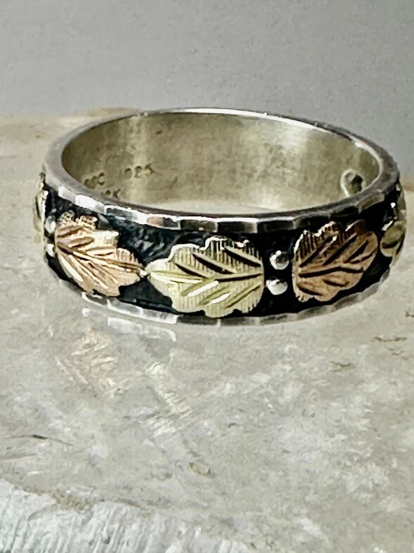BLACK HILLS GOLD RING LEAVES WEDDING BAND SIZE 10.75 STERLING SILVER WOMEN MEN: BLACK HILLS GOLD RING LEAVES WEDDING BAND SIZE 10.75 STERLING SILVER WOMEN MEN Black Hills Gold ring leaves wedding band Size 10.75 Sterling Silver women men Size 10.75 Between a size 10.75 and a size