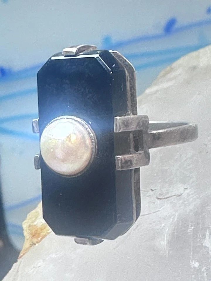 ART DECO RING ONYX PEARL MOURNING BAND PINKY SIZE 5.25 STERLING SILVER WOMEN: ART DECO RING ONYX PEARL MOURNING BAND PINKY SIZE 5.25 STERLING SILVER WOMEN Art Deco ring Onyx pearl mourning band pinky size 5.25 sterling silver women Size 5.25 Weight. 3.4g Length 3/4" Width 3/8" 