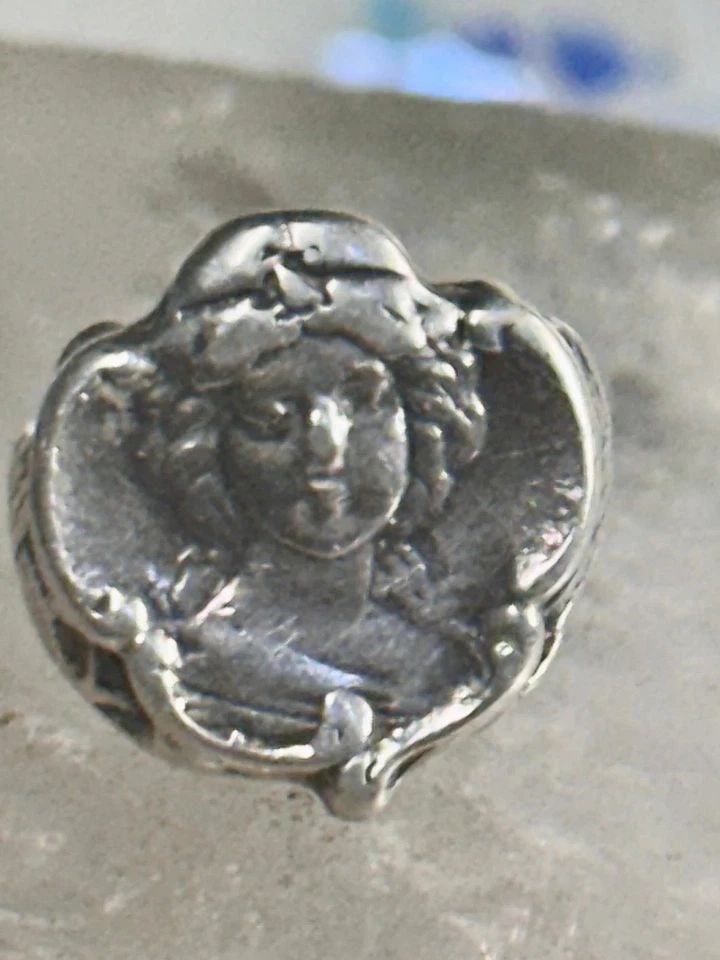 FACE RING ART NOUVEAU BAND SIZE 2.75 STERLING SILVER PINKY WOMEN GIRLS: FACE RING ART NOUVEAU BAND SIZE 2.75 STERLING SILVER PINKY WOMEN GIRLS Face ring Art Nouveau band size 2.75 sterling silver pinky women girls Size 2.75 Weight 3.8g Length. 5/8" Width 1/2" Thinnest par