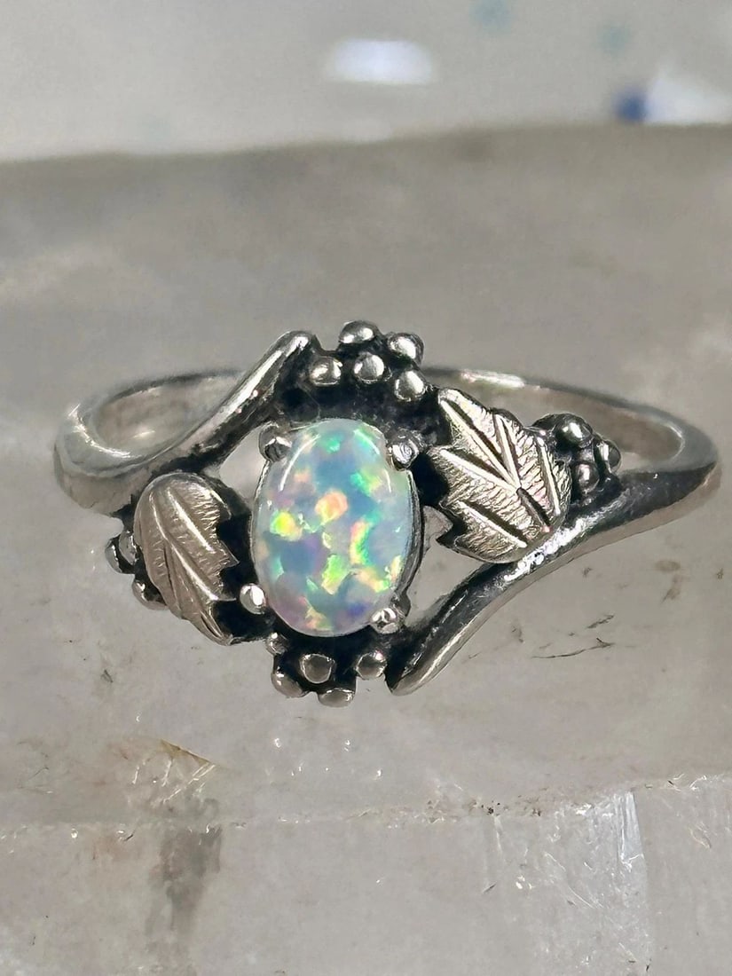 BLACK HILLS GOLD LEAVES RING LAB OPAL BAND SIZE 9.75 STERLING SILVER WOMEN: BLACK HILLS GOLD LEAVES RING LAB OPAL BAND SIZE 9.75 STERLING SILVER WOMEN Black Hills Gold leaves ring lab opal band size 9.75 sterling silver women Size 9.75 Weight 3.5g Widest part 1/2" Thinnest pa