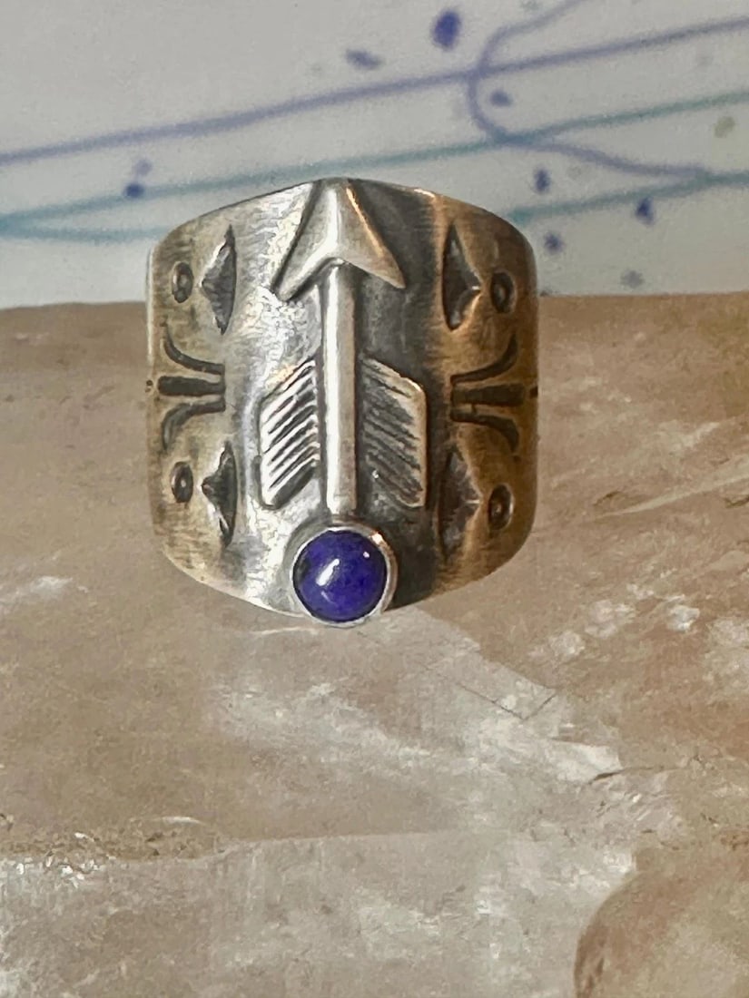 VINTAGE SOUTHWEST BLUE LAPIS LAZULI ARROW SIZE 6.25 STERLING SILVER WOMEN MEN: VINTAGE SOUTHWEST BLUE LAPIS LAZULI ARROW SIZE 6.25 STERLING SILVER WOMEN MEN Vintage Southwest blue lapis lazuli arrow size 6.25 sterling silver women men Size 6.25 Weight 21.4g Width 3/4" Thinnest p
