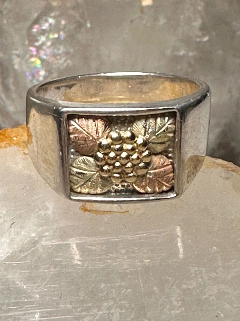 BLACK HILLS GOLD RING SIZE 6.75 LEAVES BAND STERLING SILVER WOMEN MEN: BLACK HILLS GOLD RING SIZE 6.75 LEAVES BAND STERLING SILVER WOMEN MEN Black Hills Gold ring size 6.75 leaves band sterling silver women men Size 6.75 Weight 6g Length. 3/8" Width 1 /2" Thinnest part o