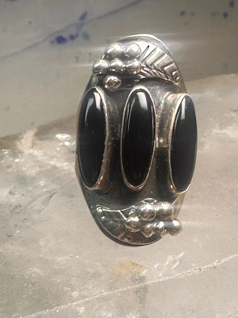 VINTAGE ONYX RING LEAF SOUTHWEST LONG CIGAR BAND SIZE 7 STERLING SILVER WOMEN: VINTAGE ONYX RING LEAF SOUTHWEST LONG CIGAR BAND SIZE 7 STERLING SILVER WOMEN Vintage onyx ring leaf southwest long cigar band size 7 Sterling silver women signed M Size 7 Weight 8.9g Length. 1 3/8" W