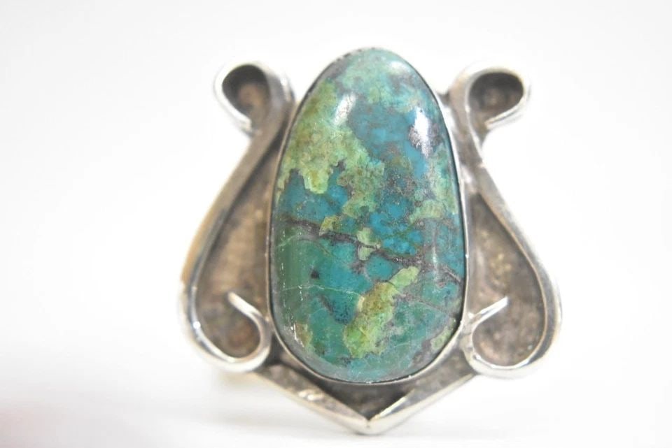 NAVAJO RING GREEN TURQUOISE STERLING SILVER BOHO WOMEN SIZE 7.5: NAVAJO RING GREEN TURQUOISE STERLING SILVER BOHO WOMEN SIZE 7.5 Navajo ring green turquoise sterling silver boho women Size 7.5 Weight 16.3g Widest part of ring (length of front) 1 1/4" Thinnest part 