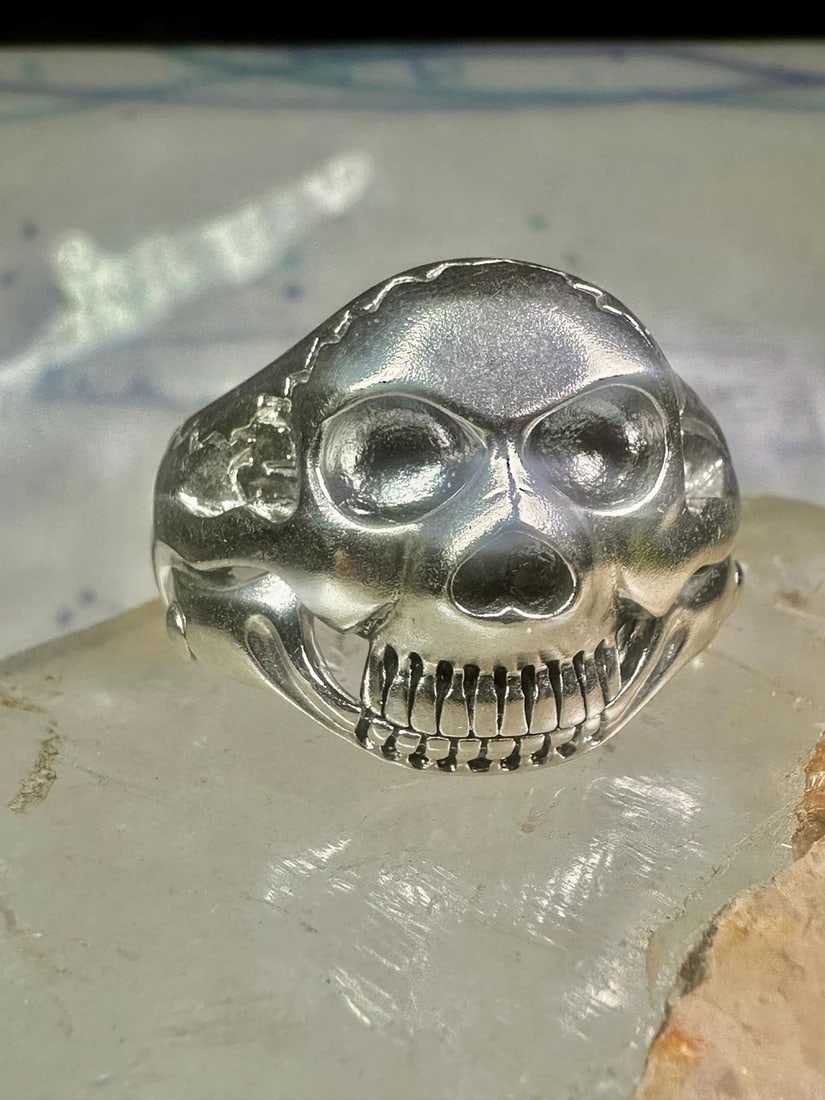 SKULL RING SIZE 14 FIGURATIVE MOVING JAW STERLING SILVER MEN: SKULL RING SIZE 14 FIGURATIVE MOVING JAW STERLING SILVER MEN Skull ring size 14 figurative moving jaw sterling silver men Size 14 Between a size 14 and a size 14.25 Weight 20.7g Width 7/8" Thinnest pa