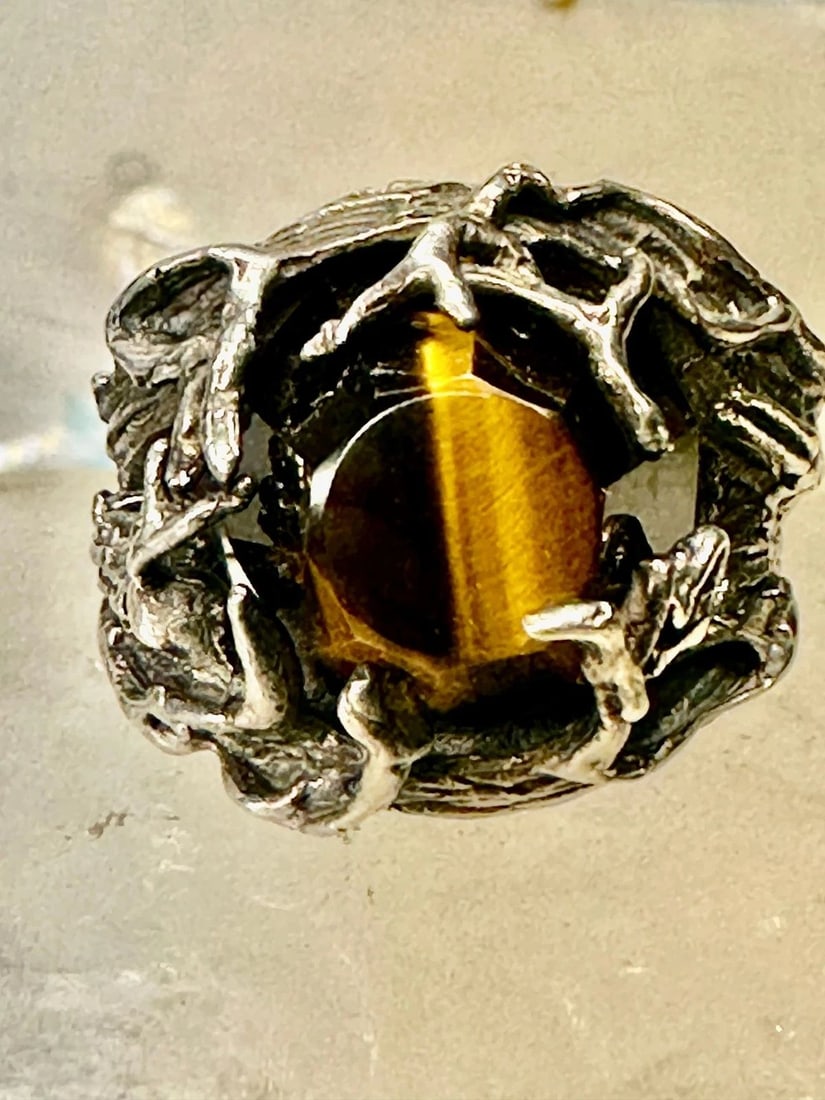 BRUTALIST RING TIGER EYE SIZE 4.75 HEAVY STERLING SILVER WOMEN: BRUTALIST RING TIGER EYE SIZE 4.75 HEAVY STERLING SILVER WOMEN Brutalist ring Tiger eye size 4.75 heavy sterling silver women Size. 4.75 Between a size 4.75 and a size 5 Weight 16g Length. 3/4" Width 