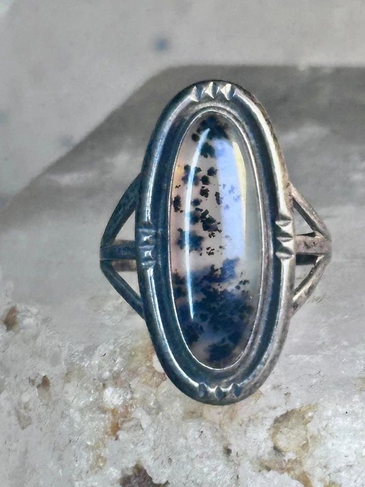 VINTAGE LONG AGATE RING NAVAJO SIZE 8.25 STERLING SILVER WOMEN GIRLS: VINTAGE LONG AGATE RING NAVAJO SIZE 8.25 STERLING SILVER WOMEN GIRLS Vintage Long Agate Ring Navajo size 8.25 sterling silver women girls Size 8.25 Weight 7.1g Length 1. 1/8" Width 1/2" Thinnest part 