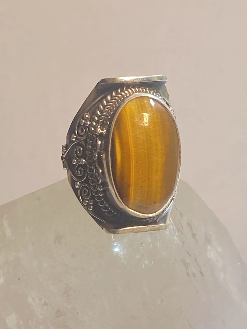 TIGER EYE RING SIZE 6.75 CIGAR BAND STERLING SILVER WOMEN MEN: TIGER EYE RING SIZE 6.75 CIGAR BAND STERLING SILVER WOMEN MEN Tiger Eye ring cigar band boho tribal sterling silver women men Size 6.75 Between a size 6.75 and a size 7 Weight 15.4g Length. 1. 1/8" Wi