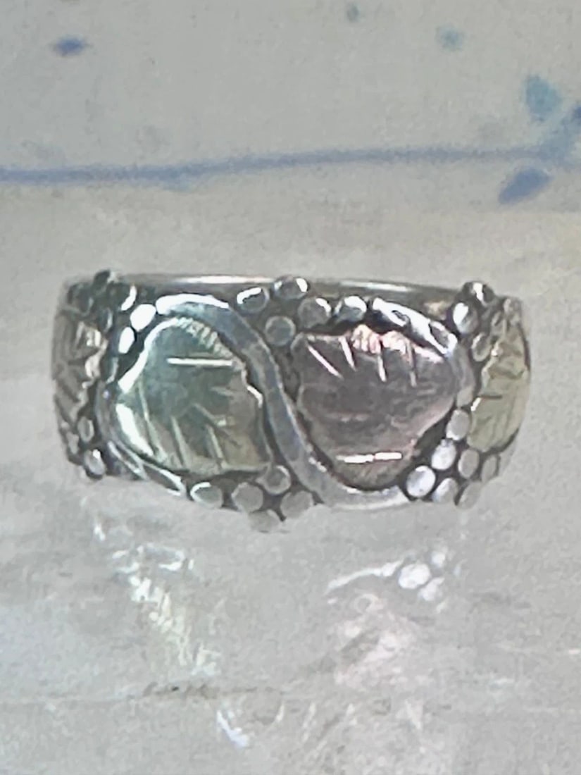 BLACK HILLS GOLD RING FLORAL WEDDING BAND LEAVES SIZE 4.5 STERLING SILVER WOMEN: BLACK HILLS GOLD RING FLORAL WEDDING BAND LEAVES SIZE 4.5 STERLING SILVER WOMEN Black Hills Gold ring floral wedding band leaves size 4.5 sterling silver women Size 4.50 Weight. 4.4g Width 7/16" Thinn