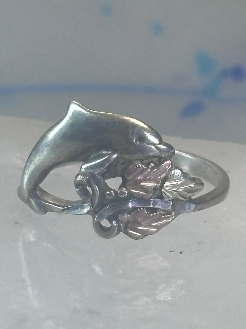 BLACK HILLS GOLD RING LEAVES DOLPHIN BAND FLORAL SIZE 6.75 STERLING SILVER WOMEN: BLACK HILLS GOLD RING LEAVES DOLPHIN BAND FLORAL SIZE 6.75 STERLING SILVER WOMEN Black Hills Gold ring leaves Dolphin band floral size 6.75 sterling silver women Size 6.75 Between a size 6.75 and a si