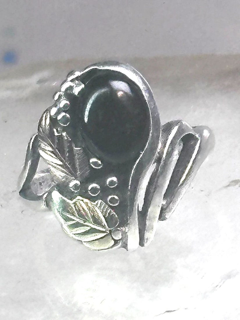 BLACK HILLS GOLD RING ONYX BAND LEAVES SIZE 3 STERLING SILVER WOMEN: BLACK HILLS GOLD RING ONYX BAND LEAVES SIZE 3 STERLING SILVER WOMEN Black Hills Gold ring onyx band leaves size 3 sterling silver women Size 3 Weight 3.5g Length 5/8" Width 3/8" Thinnest part of band 