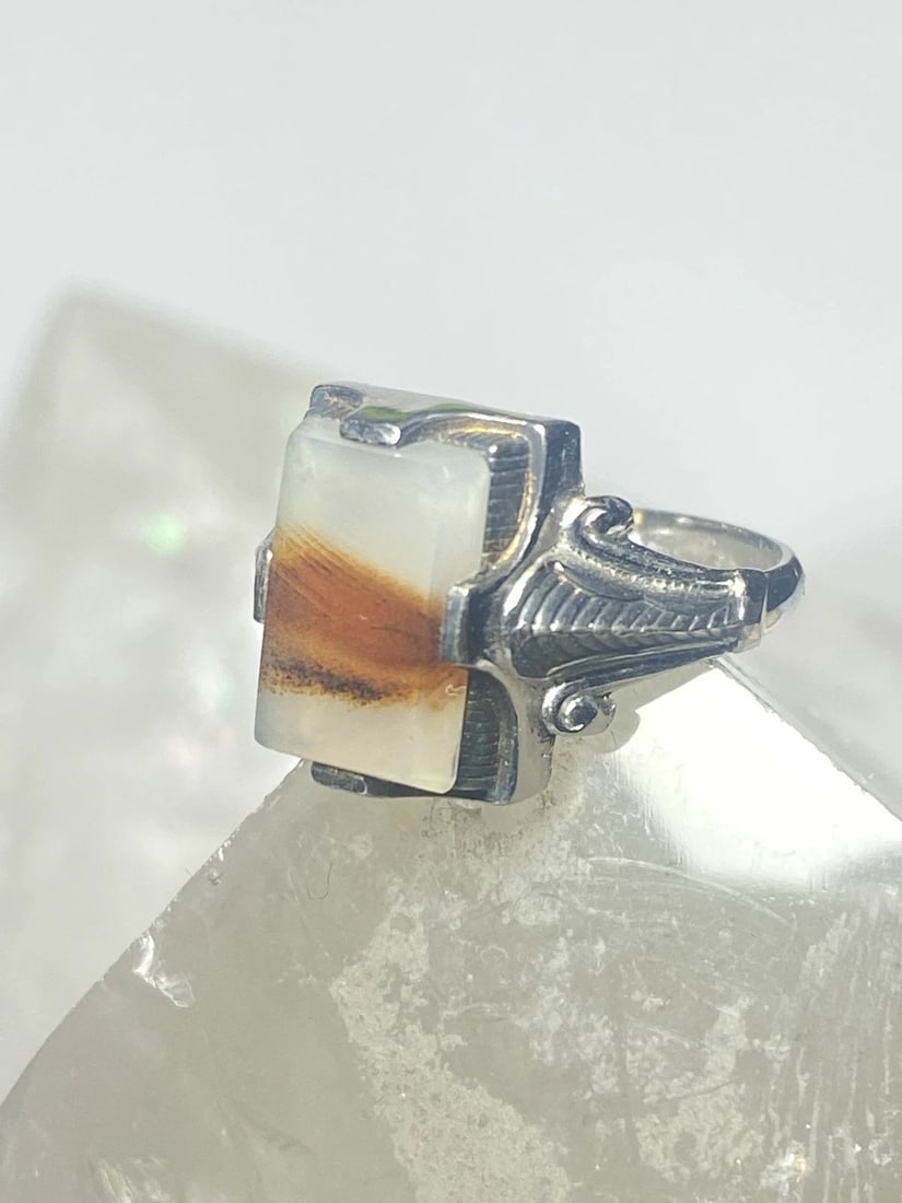 AGATE RING ART DECO STERLING SILVER WOMEN: AGATE RING ART DECO STERLING SILVER WOMEN Agate ring Art Deco sterling silver women Size 7.25 Weight 2.8g Length. 1/2" Width 3/8" Thinnest part of band. 1/8"