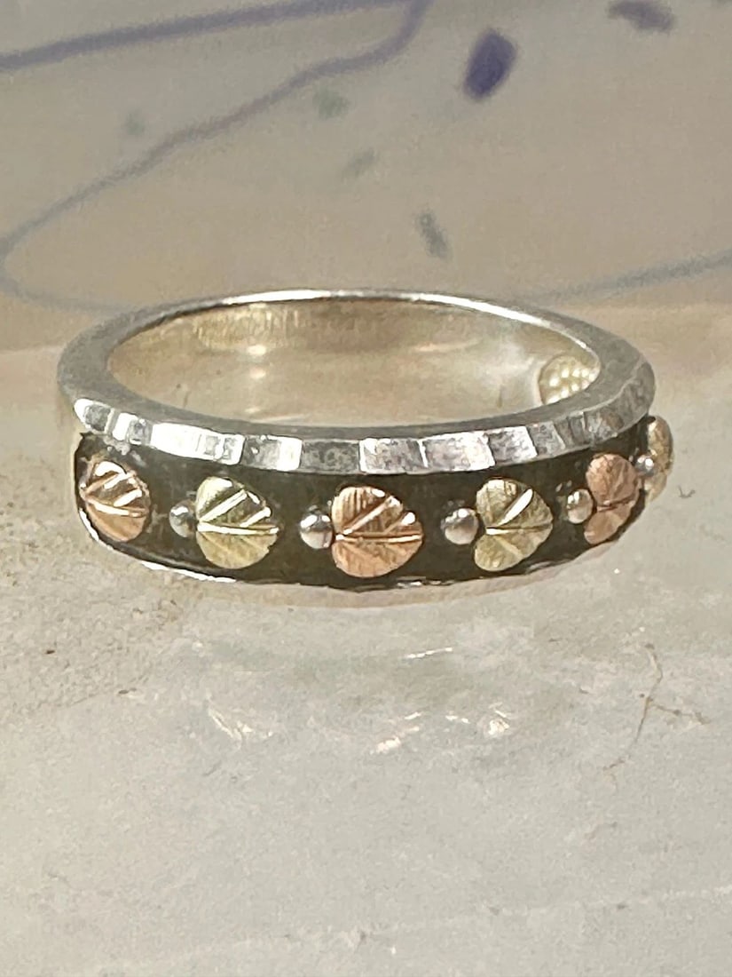 BLACK HILLS GOLD RING FLORAL WEDDING BAND LEAVES SIZE 5.75 STERLING SILVER WOMEN: BLACK HILLS GOLD RING FLORAL WEDDING BAND LEAVES SIZE 5.75 STERLING SILVER WOMEN Black Hills Gold ring floral wedding band leaves size 5.75 sterling silver women Detailed with 12K over sterling silver