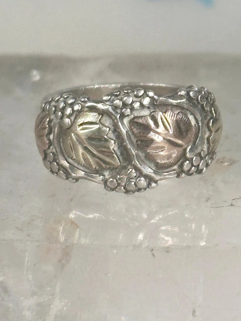 BLACK HILLS GOLD RING LEAVES PINKY BAND SIZE 4.50 STERLING SILVER WOMEN GIRLS: BLACK HILLS GOLD RING LEAVES PINKY BAND SIZE 4.50 STERLING SILVER WOMEN GIRLS Black Hills Gold ring leaves pinky band size 4.50 sterling silver women girls Size 4.50 Weight 5.8g Widest part 3/8" Thinn