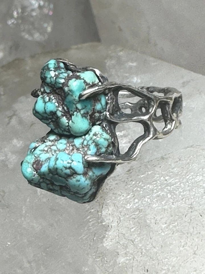 BRUTALIST TURQUOISE RING SIZE 5 SOUTHWEST BAND STERLING SILVER WOMEN GIRLS: BRUTALIST TURQUOISE RING SIZE 5 SOUTHWEST BAND STERLING SILVER WOMEN GIRLS Brutalist turquoise ring size 5 southwest band sterling silver women girls Size 5 Weight 6.2g Length. 13/16" Width. 1/2" Thin