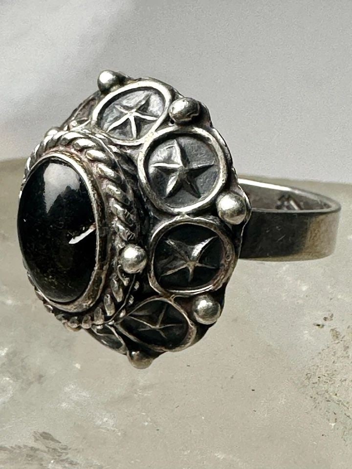 POISON RING STAR MEXICO BAND SIZE 7.50 STERLING SILVER WOMEN GIRLS: POISON RING STAR MEXICO BAND SIZE 7.50 STERLING SILVER WOMEN GIRLS Poison ring star Mexico band size 7.50 possibly obsidian? sterling silver women girls AS IS - A small flaw near the latch on the pois