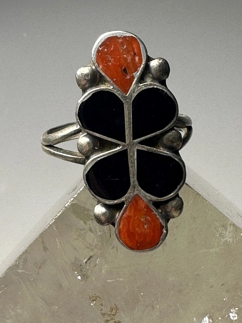 LONG FLORAL RING SIZE 7.25 SOUTHWEST ONYX CORAL STERLING SILVER WOMEN GIRLS: LONG FLORAL RING SIZE 7.25 SOUTHWEST ONYX CORAL STERLING SILVER WOMEN GIRLS Long floral ring size 7.25 southwest onyx coral sterling silver women girls Size 7.25 Weight 4g Length. 1 1/8" Width 1/2" Th