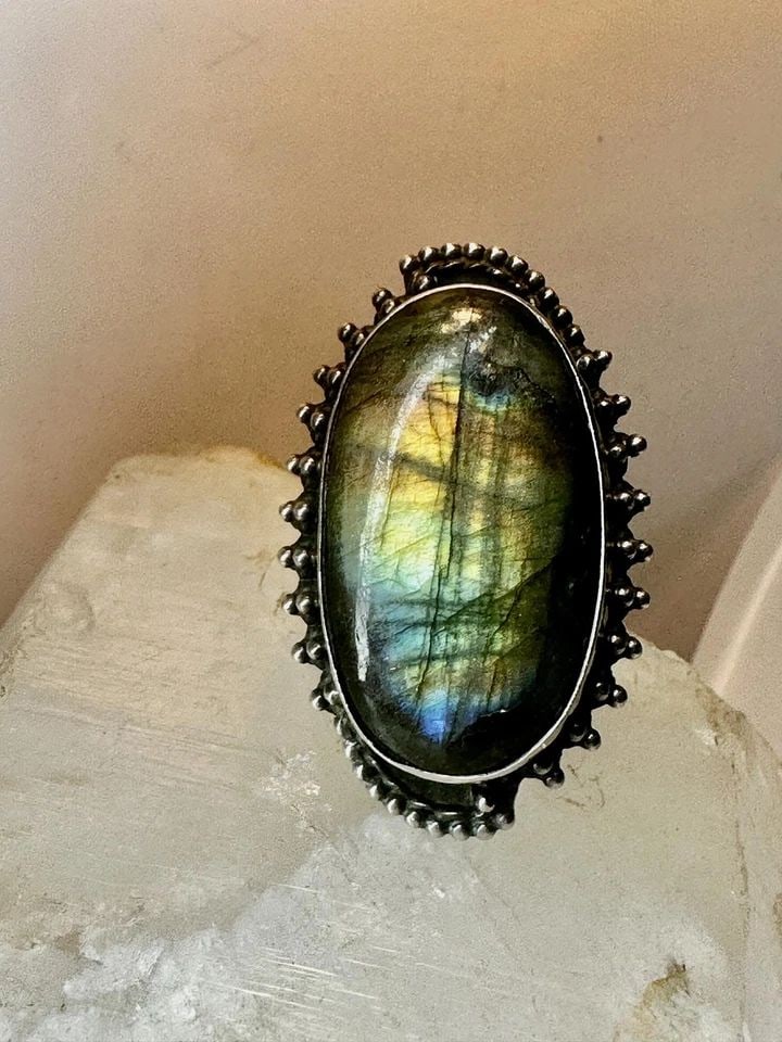 LABRADORITE RING SIZE 9.25 NAVAJO STERLING SILVER WOMEN: LABRADORITE RING SIZE 9.25 NAVAJO STERLING SILVER WOMEN Labradorite ring size 9.25 Navajo sterling silver women Size 9.25 Weight 19.6g Length 1. 5/8" Width 1" Thinnest part of band in back 3/16"
