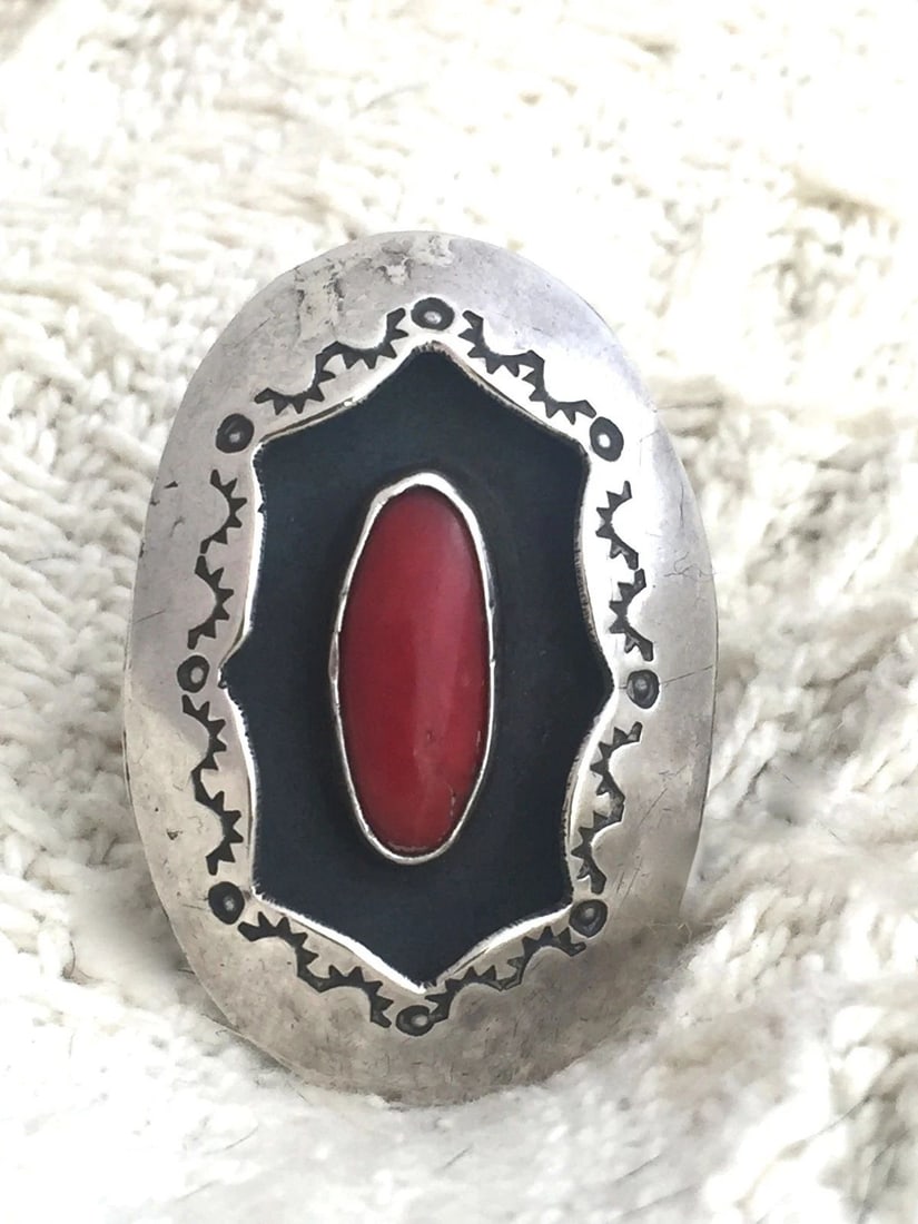 NAVAJO CORAL SHADOW BOX RING SIZE 5.5 VINTAGE STERLING SILVER: NAVAJO CORAL SHADOW BOX RING SIZE 5.5 VINTAGE STERLING SILVER Navajo Coral Shadow Box Ring Size 5.5 Vintage Sterling Silver Size 5.5 Length 1 9/16" Width 1 1/16" Weight 10.6g Free First Class shipping