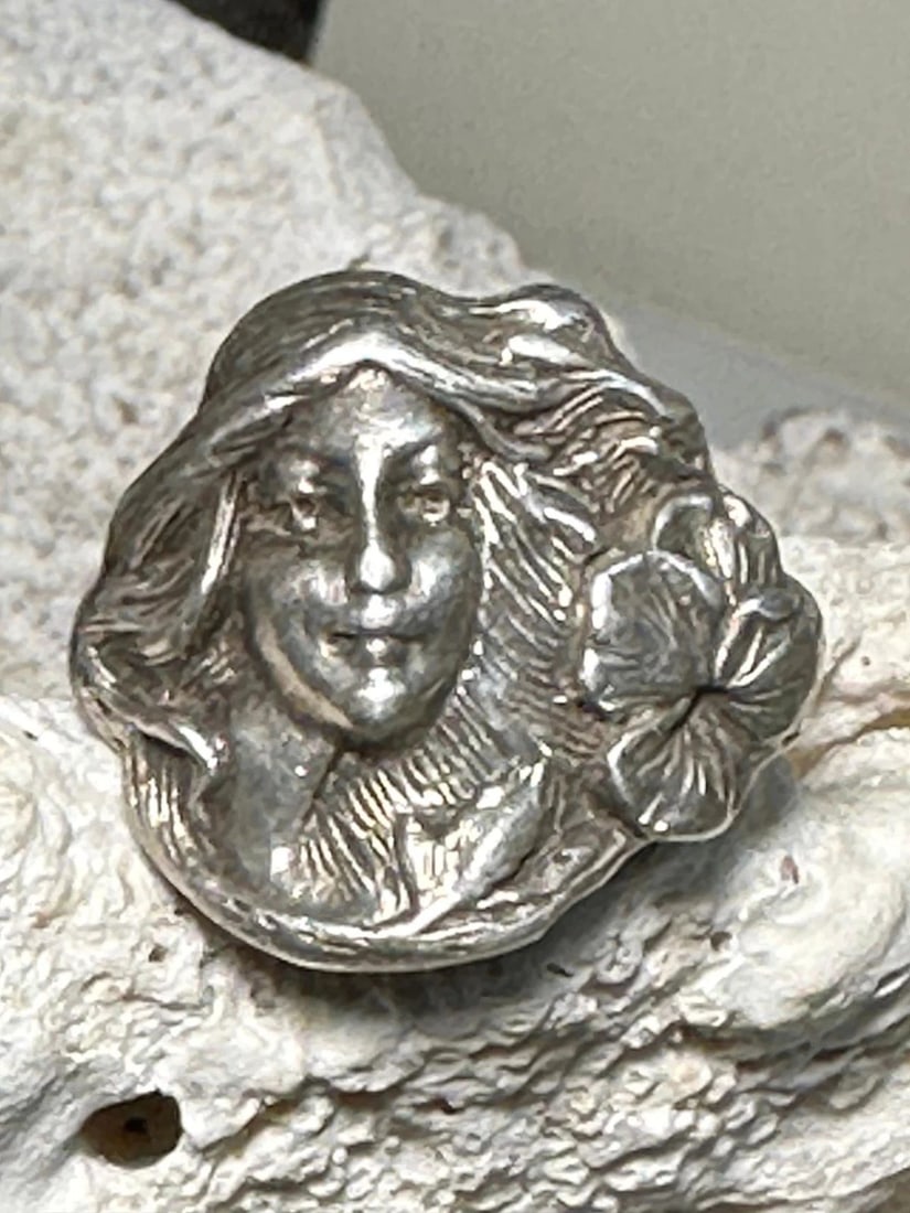 SANDY VAL RING FACE WITH FLOWER BAND SIZE 7 STERLING SILVER WOMEN: SANDY VAL RING FACE WITH FLOWER BAND SIZE 7 STERLING SILVER WOMEN Sandy Val ring Face with flower band size 7 sterling silver women Size 7 Between a size 7 and a size 7.25 Weight. 11.8g Length 7/8" Wi