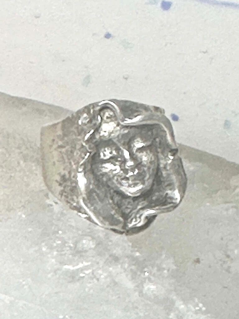 FACE RING STERLING SILVER PINKY BRUTALIST BAND SIZE 4.75 WOMEN GIRLS: FACE RING STERLING SILVER PINKY BRUTALIST BAND SIZE 4.75 WOMEN GIRLS Face ring sterling silver pinky brutalist band size 4.75 women girls Size 4.75 Weight 9g length 3/4" Widest part 5/8" Thinnest part