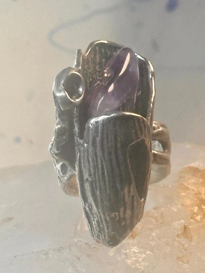 VINTAGE BRUTALIST RING AMETHYST BAND SIZE 5.25 STERLING SILVER WOMEN: VINTAGE BRUTALIST RING AMETHYST BAND SIZE 5.25 STERLING SILVER WOMEN Vintage brutalist ring amethyst band size 5.25 Sterling silver women Size 5.25 Weight 18.5g Length. 1 3/8" Width 5/8" Thinnest part