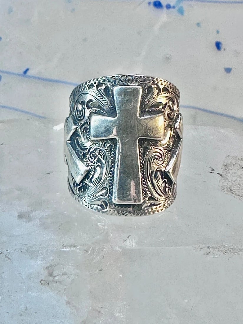 CROSS RING CIGAR BAND KNUCKLE RELIGIOUS STERLING SILVER SIZE 7.50 WOMEN: CROSS RING CIGAR BAND KNUCKLE RELIGIOUS STERLING SILVER SIZE 7.50 WOMEN Cross ring cigar band knuckle religious sterling silver size 7.50 women by Silver King Chatsworth California Size 7.50 Weight 15