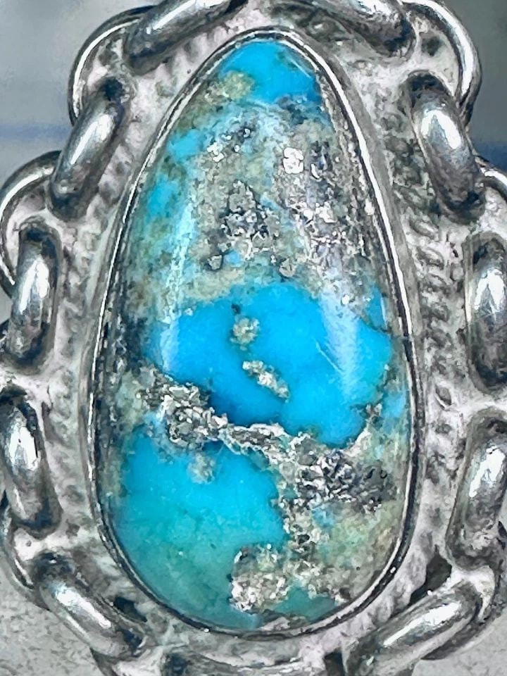 NAVAJO RING VINTAGE TURQUOISE CHAIN BRUTALIST SIZE 5.50 STERLING SILVER WOMEN: NAVAJO RING VINTAGE TURQUOISE CHAIN BRUTALIST SIZE 5.50 STERLING SILVER WOMEN Navajo ring vintage turquoise chain brutalist size 5.50 sterling silver women Size 5.50 Weight. 9.4g Length 1. 1/8" Width.