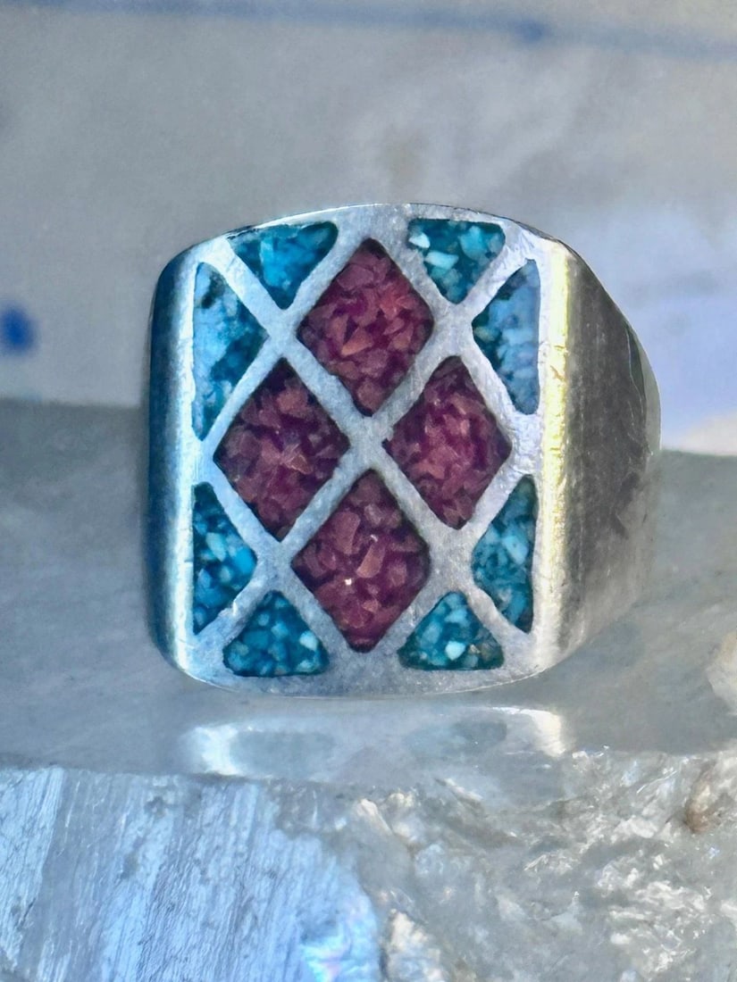 NAVAJO RING TURQUOISE CORAL CHIPS SIZE 10 STERLING SILVER WOMEN MEN: NAVAJO RING TURQUOISE CORAL CHIPS SIZE 10 STERLING SILVER WOMEN MEN Navajo Ring Turquoise Coral chips size 10 sterling silver women men Size 10 Weight 11.8g Length 3/4" Width 5/8" Thinnest part of ban