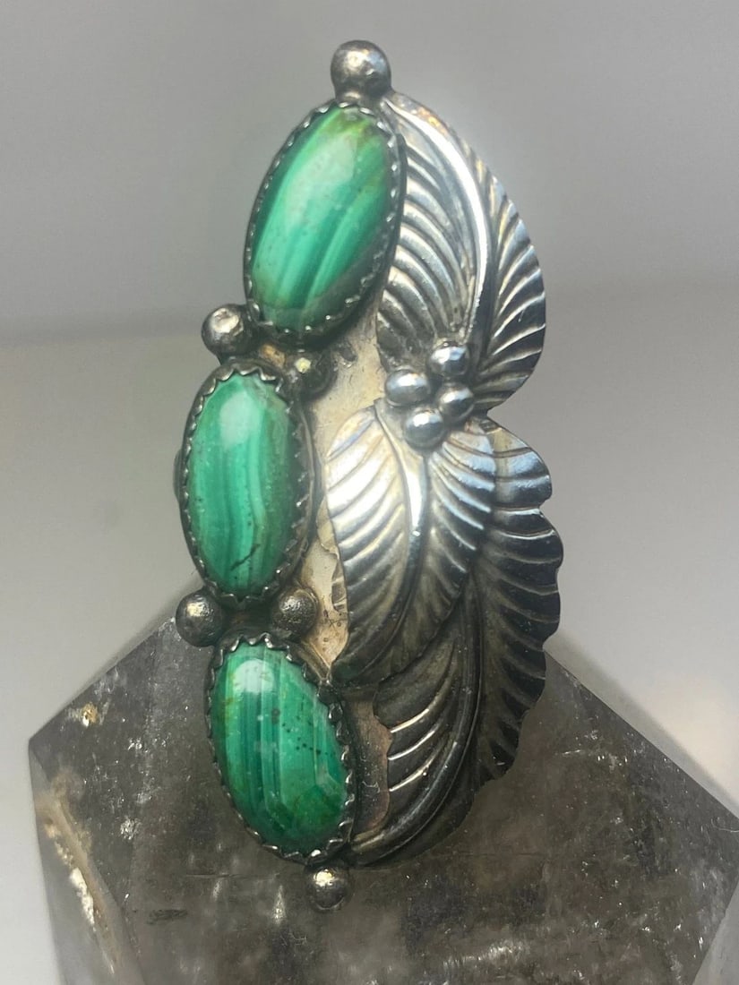 LONG MALACHITE RING SIZE 6.25 NAVAJO LEAVES STERLING SILVER WOMEN: LONG MALACHITE RING SIZE 6.25 NAVAJO LEAVES STERLING SILVER WOMEN Long Malachite ring Navajo leaves sterling silver women Size 7.75 Between a size 7.75 and a size 8 Weight 10.5g Length 1 3/4" Width 7/