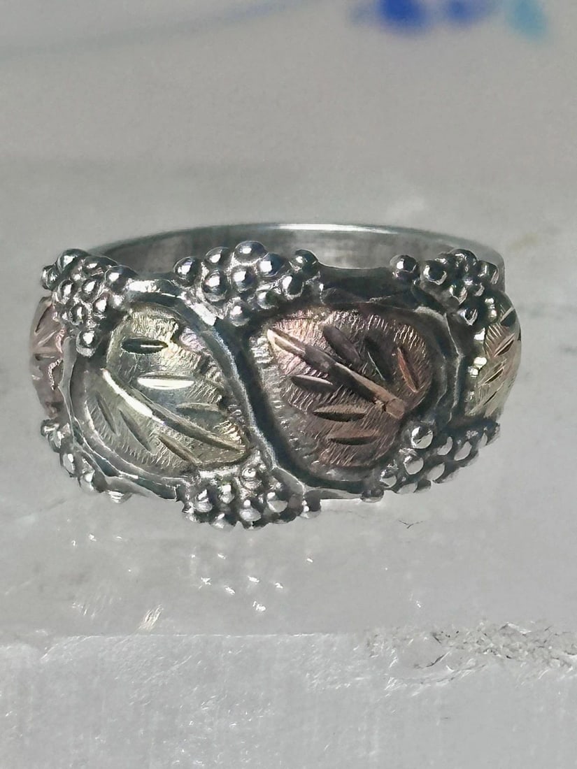 BLACK HILLS RING LEAVES BAND PINKY WEDDING SIZE 4 STERLING SILVER WOMEN: BLACK HILLS RING LEAVES BAND PINKY WEDDING SIZE 4 STERLING SILVER WOMEN Black Hills ring leaves band pinky wedding size 4 sterling silver women Size 4 Weight 6.6g Width 7/16" Thinnest part of the band