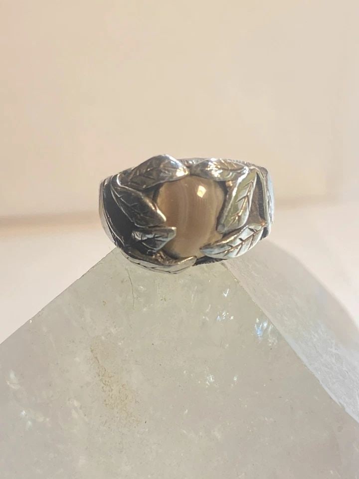 AGATE RING SIZE 6.25 LEAVES BAND STERLING SILVER PINKY WOMEN: AGATE RING SIZE 6.25 LEAVES BAND STERLING SILVER PINKY WOMEN Agate ring leaves band sterling silver pinky women Size 6.25 Weight 7.4g Widest part 1/2. " Thinnest part 3/16"