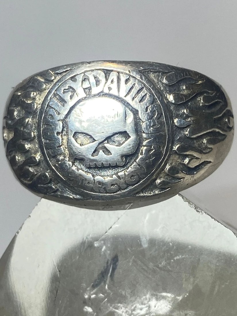 HARLEY DAVIDSON RING BIKER STERLING SILVER WOMEN MEN: HARLEY DAVIDSON RING BIKER STERLING SILVER WOMEN MEN Harley Davidson ring biker sterling silver women men Size 13.50 Between a size 13.50 and a size 13.75 Weight 15.4g Widest part 5/8" Thinnest part 1