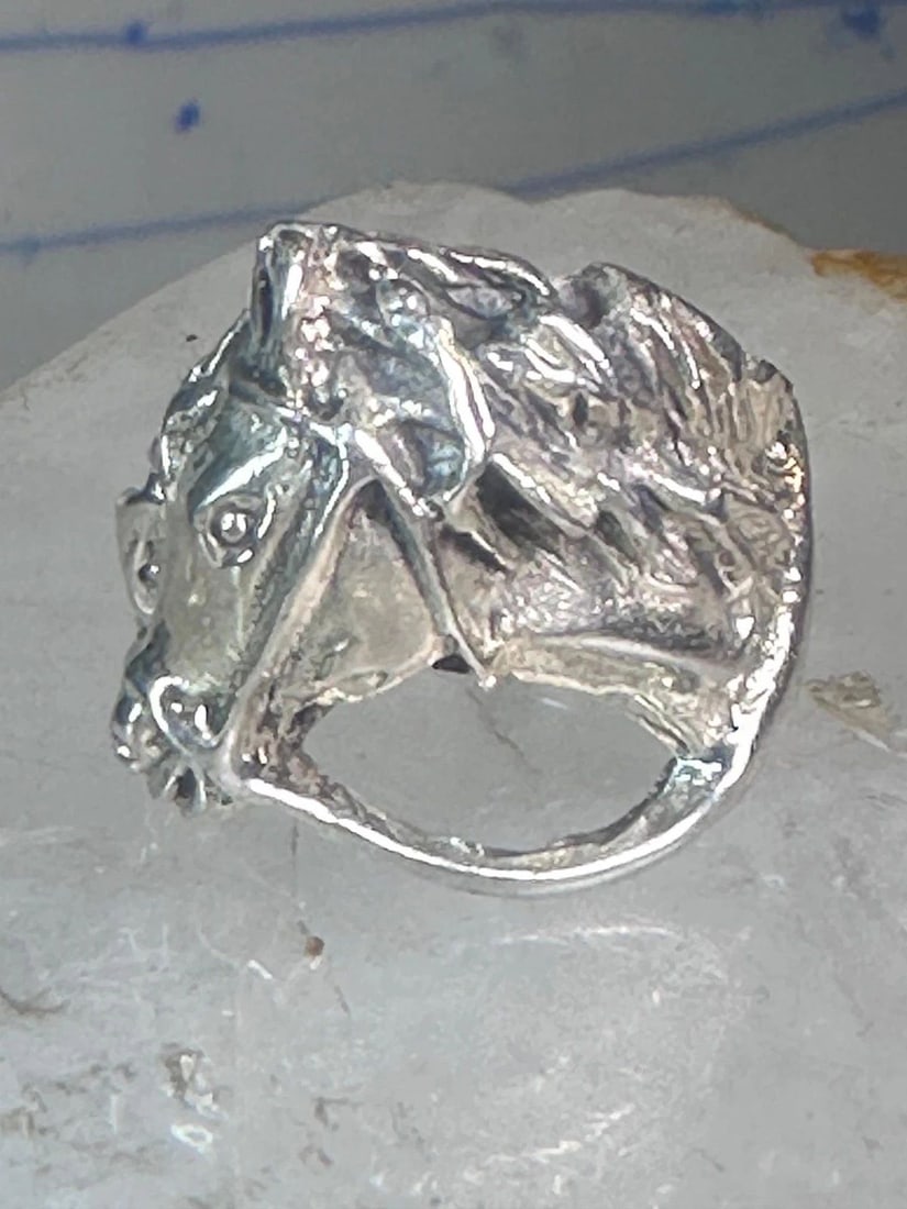 HORSE RING VINTAGE ANIMAL COWGIRL BAND PINKY SIZE 5.50 STERLING SILVER WOMEN GIR: HORSE RING VINTAGE ANIMAL COWGIRL BAND PINKY SIZE 5.50 STERLING SILVER WOMEN GIR Horse ring vintage animal cowgirl band pinky size 5.50 sterling silver women girls Size 5.5 Weight 9.9g Width. 1/2" Thi