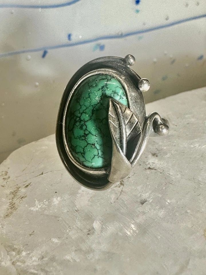 TURQUOISE RING SIZE 5.75 ART DECO NOUVEAU LILY LEAF STERLING SILVER WOMEN: TURQUOISE RING SIZE 5.75 ART DECO NOUVEAU LILY LEAF STERLING SILVER WOMEN Turquoise ring size 5.75 Art Deco Nouveau lily leaf sterling silver women I leave the rings unpolished until I sell .. If the 
