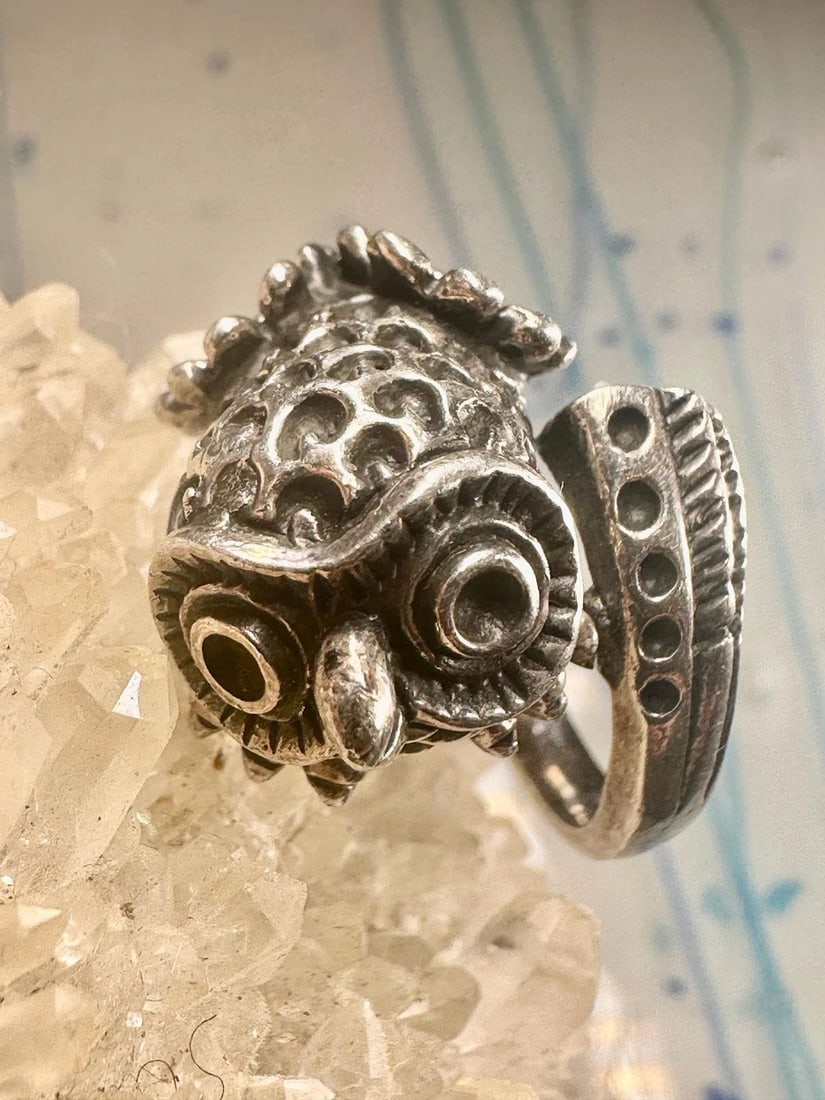 OWL RING SIZE 8 BIRD BAND STERLING SILVER WOMEN GIRLS: OWL RING SIZE 8 BIRD BAND STERLING SILVER WOMEN GIRLS Owl ring size 8 bird band sterling silver women girls Size 8 Weight 15.1g Width 3/4" Thinnest part of band in back 5/32"