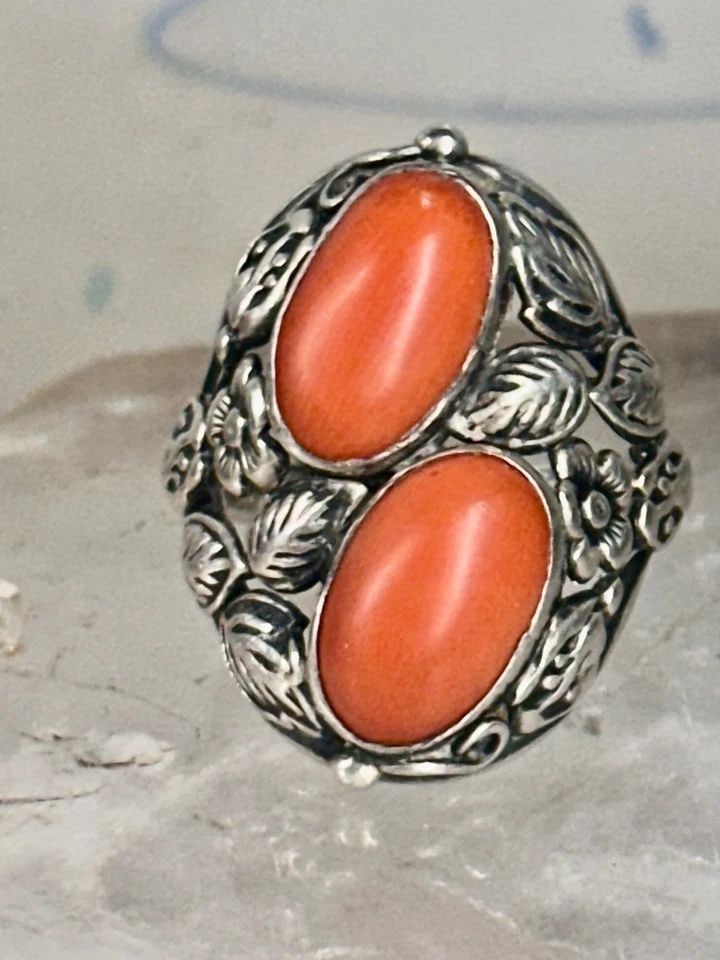 ART DECO RING FLORAL RING PINKY SIZE 4.75 STERLING SILVER WOMEN: ART DECO RING FLORAL RING PINKY SIZE 4.75 STERLING SILVER WOMEN Art Deco ring Floral ring pinky size 4.75 sterling silver women Size 4.75 Weight 5.2g Length. 7/8" Widest part 3/4" Thinnest part of ban