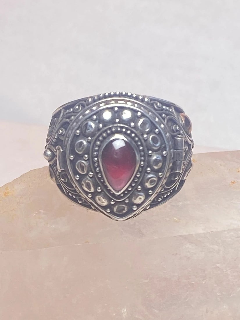 POISON RING SIZE 8.50 TEARDROP STERLING SILVER WOMEN: POISON RING SIZE 8.50 TEARDROP STERLING SILVER WOMEN Poison ring teardrop sterling silver women Size 8.50 Between a size 8.50 and a size 8.75 Weight 5.3g Length 3/4" Width 5/8" Thinnest part of band 1