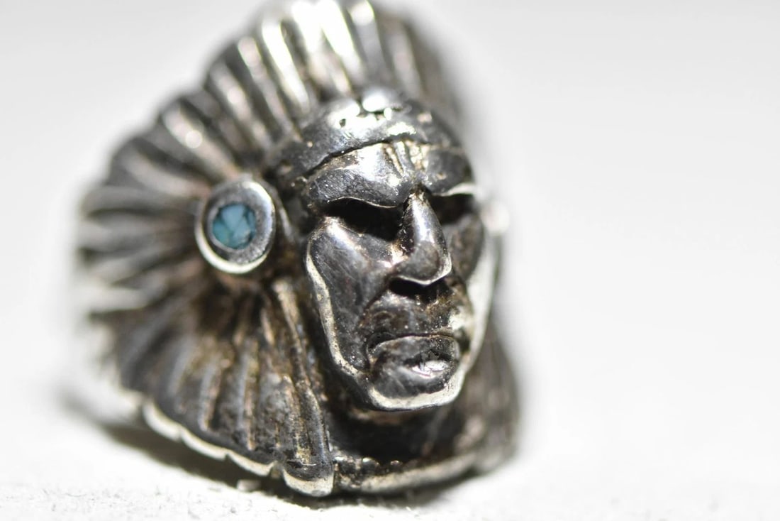 CHIEF RING SIZE 8.25 FEATHERS TURQUOISE TRIBAL WOMEN MEN STERLING SILVER: CHIEF RING SIZE 8.25 FEATHERS TURQUOISE TRIBAL WOMEN MEN STERLING SILVER Chief ring feathers tribal women men sterling silver Size 8.25 Weight 9.3g Widest part of the ring 1" Thinnest part of band 1/8