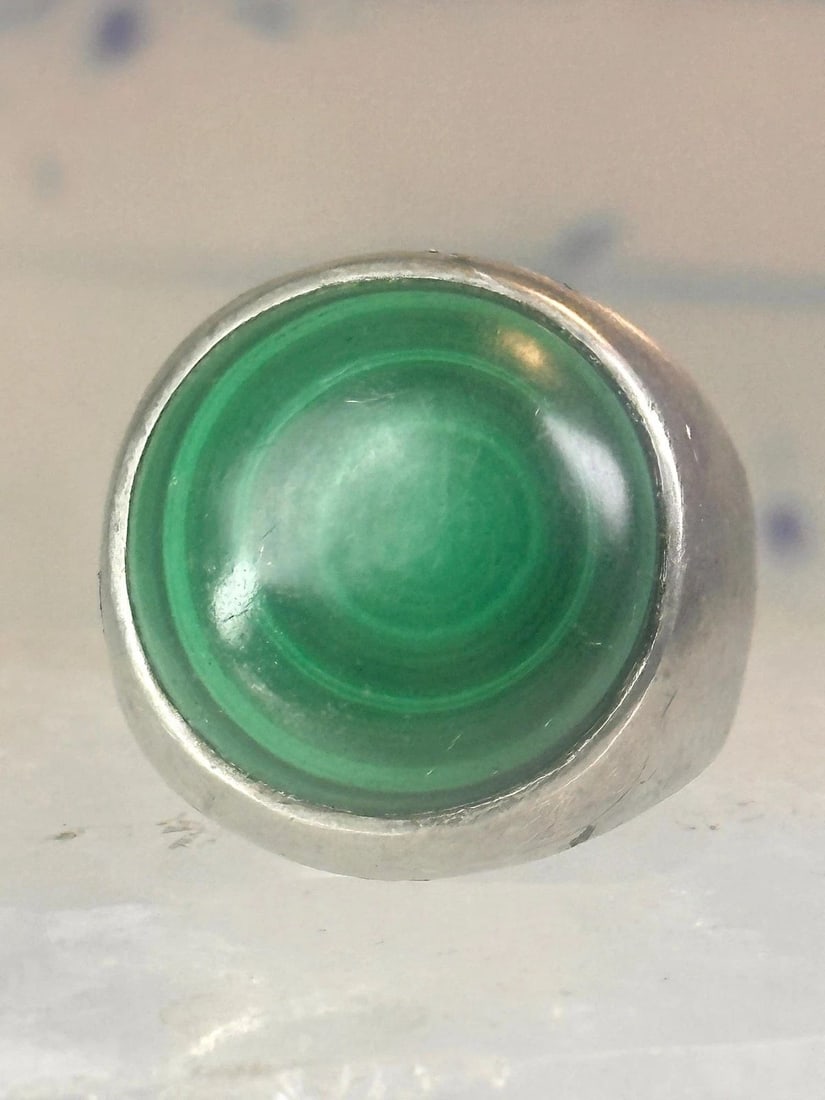 MALACHITE RING DOME BAND SIZE 8.75 STERLING SILVER WOMEN MEN: MALACHITE RING DOME BAND SIZE 8.75 STERLING SILVER WOMEN MEN Malachite ring Dome band size 8.7 sterling silver women men Size 8.75 Weight 12g Length 3/4" Width 3/4" Thinnest part of band 1/4"