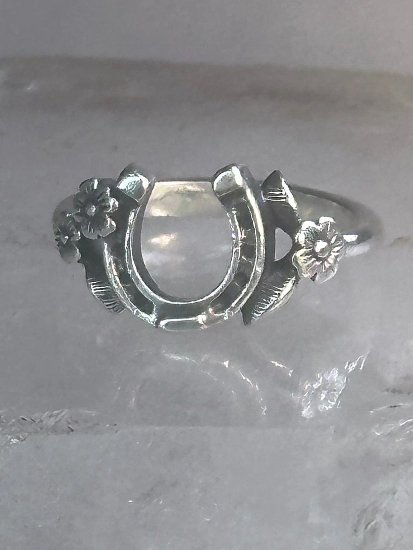 HORSESHOE RING JAMES AVERY LEAVES GOOD LUCK BAND SIZE 4 PINKY STERLING SILVER WO: HORSESHOE RING JAMES AVERY LEAVES GOOD LUCK BAND SIZE 4 PINKY STERLING SILVER WO Horseshoe Ring James Avery leaves Good Luck band size 4 pinky sterling silver women girls Size 4 Weight 2.7g Length. 3/
